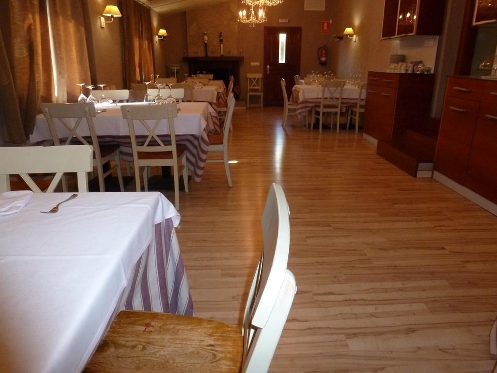 Hotel H Con Encanto Binefar Bagian luar foto