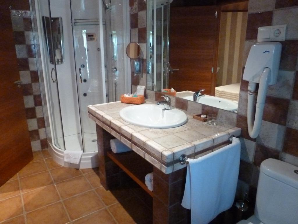 Hotel H Con Encanto Binefar Ruang foto