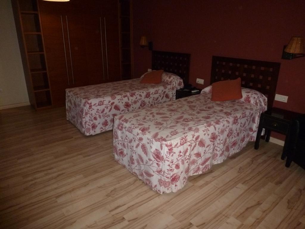 Hotel H Con Encanto Binefar Ruang foto