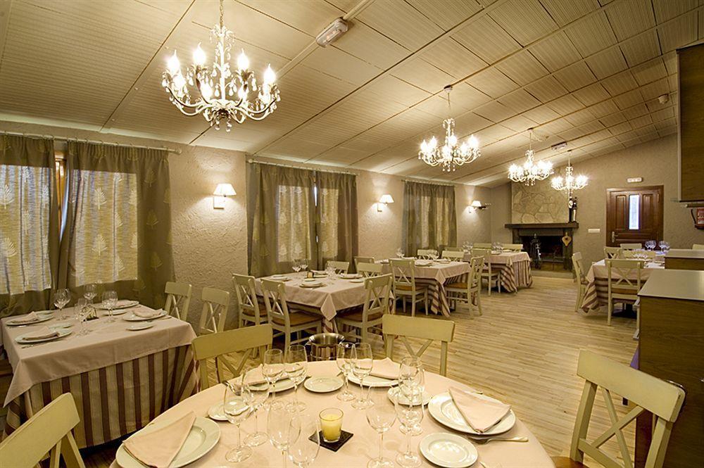Hotel H Con Encanto Binefar Bagian luar foto