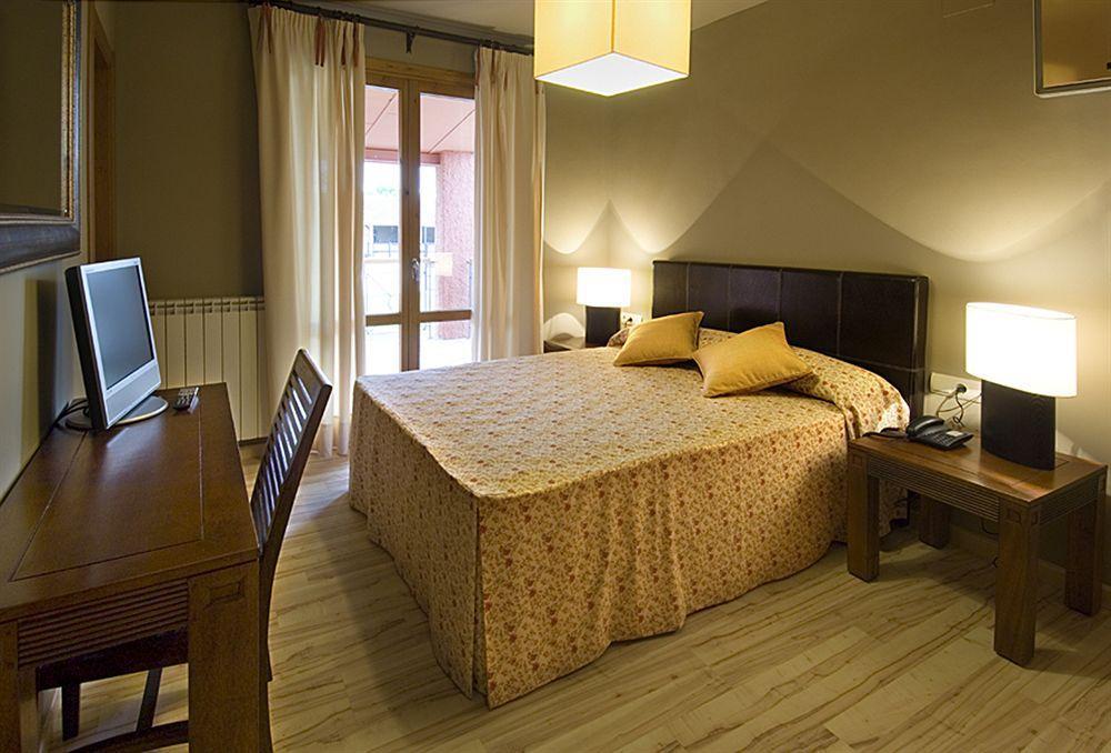 Hotel H Con Encanto Binefar Bagian luar foto