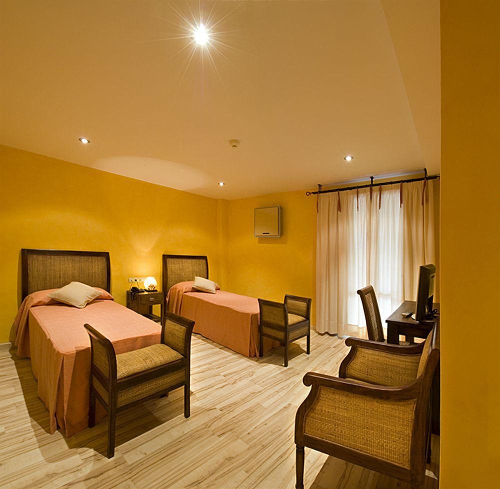 Hotel H Con Encanto Binefar Bagian luar foto