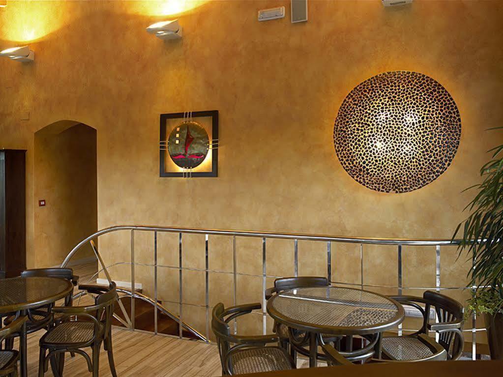 Hotel H Con Encanto Binefar Bagian luar foto
